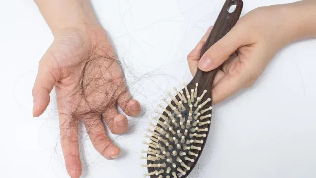 5 Kebiasaan Sepele Pemicu Rambut Rontok yang Sering Diabaikan
